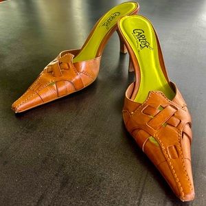 Brown leather pointed toe mule